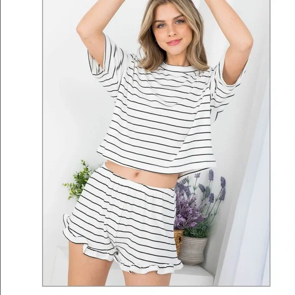 Boutique Black and white striped lounge set - Picture 5 of 10